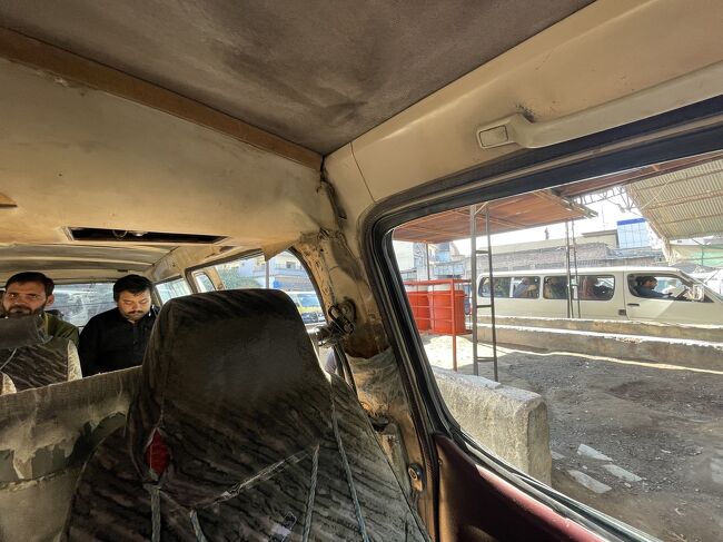 パキスタン旅行のいつものノリだが、バスステーションに着くと凄まじいバンと人混みに飲み込まれてぐちゃぐちゃになり、いつの間にか席に座っているという状況。