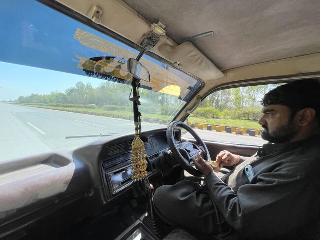 目指すタフティ・バーイまでは高速を使うのだが、運転手さんは走行中に乗客から運賃を徴収し、お釣りを渡す。車掌的なひとはいない。私は助手席で、ハンドルから両手を話して金勘定する運転手さんを見ている。なおシートベルトはない（あるが、装着可能なものではない）。