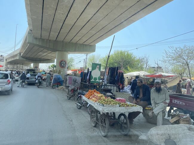 1時間強でタフティ・バーイへ到着。路上市で賑わっている。