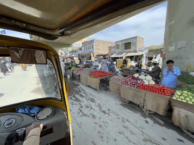 バスからチングチー（トゥクトゥク）に乗り換えて、この街にある遺跡へ向かう。
