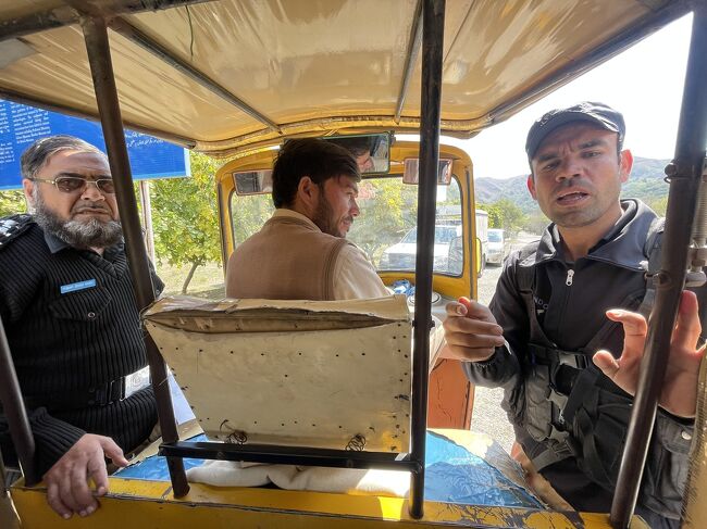 そろそろ遺跡らしいところまで来ると、警官たちが登場。またしても嫌な予感がする。