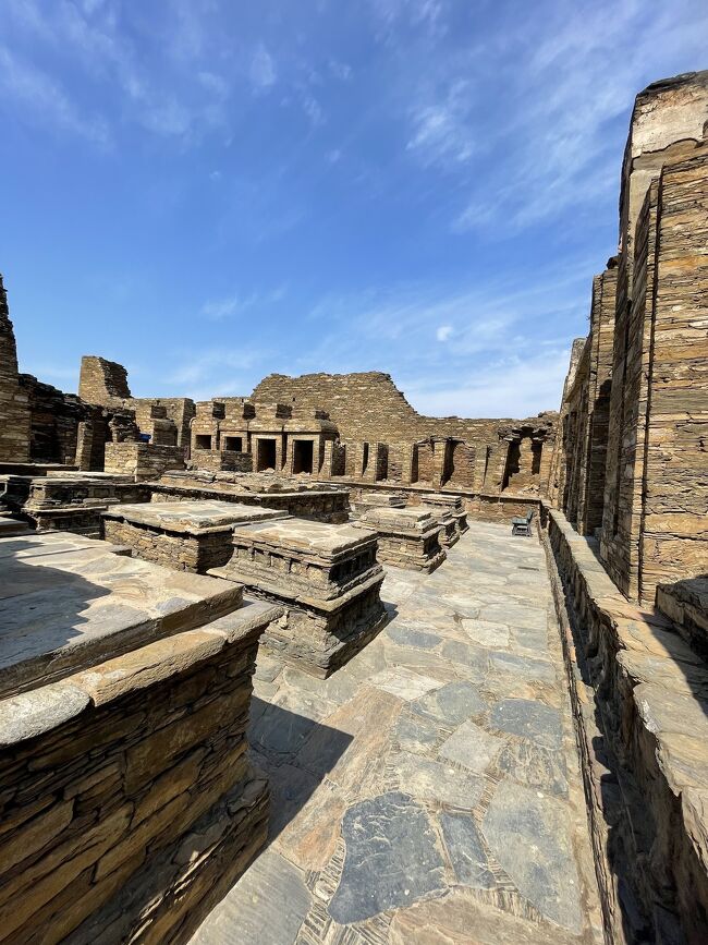 これまで見てきたガンダーラ遺跡のなかでは、もっともひとまとりで良く保存されている。わりと立体的なつくりなのも面白い。