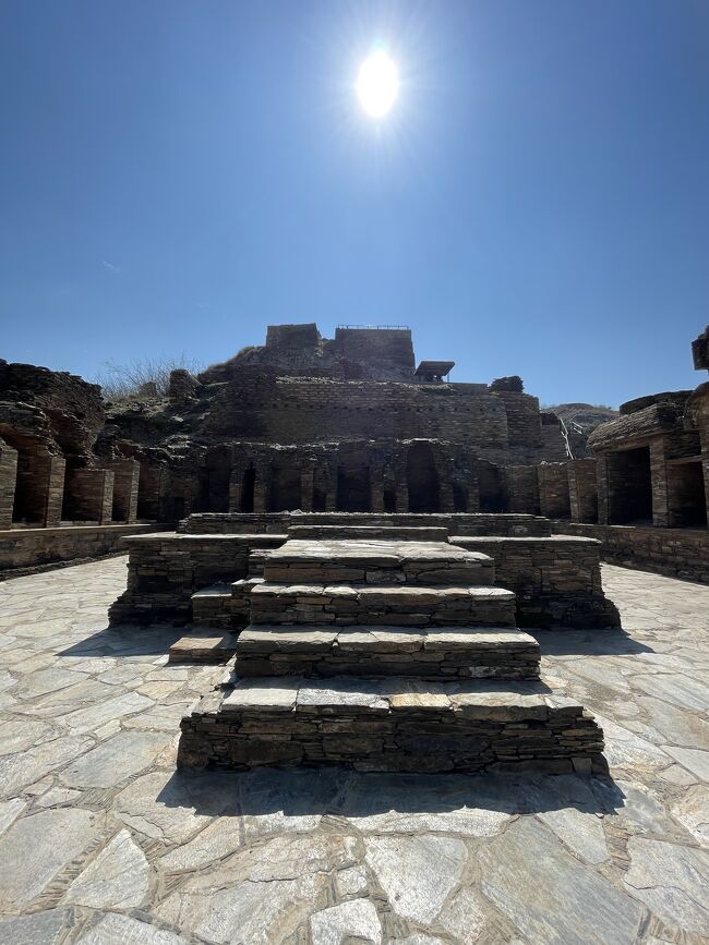 メイン・ストゥーパのあった基部。ここに大きなドームの基盤と、そのうえに重ねられた何層もの傘状のものが天を突いてそびえていたそうだ。タキシラやスワートで当時のストゥーパの模型を見てきたので、実像がイメージできる。