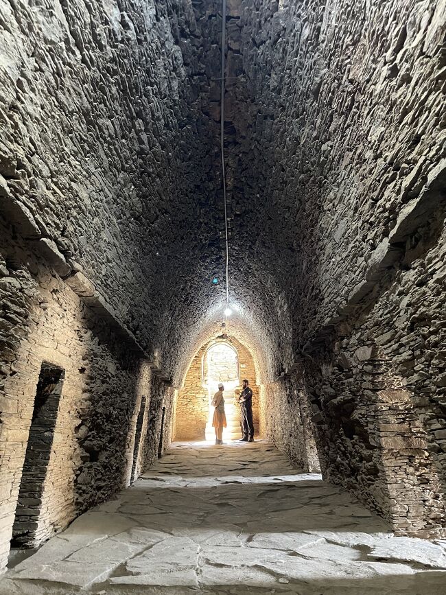 そしてタフティ・バーイには地下室が残されている。瞑想室とのことだが、とても雰囲気がある。<br />いい加減つきまとう警官たちがうざったいので、「私はブッディストなので、ここで瞑想したい。しばらくひとりにさせてもらえないだろうか」と伝えてみると、ちょっと深妙な顔で頷いてくれた。それでも目の届く範囲から消えてはくれなかったが……。