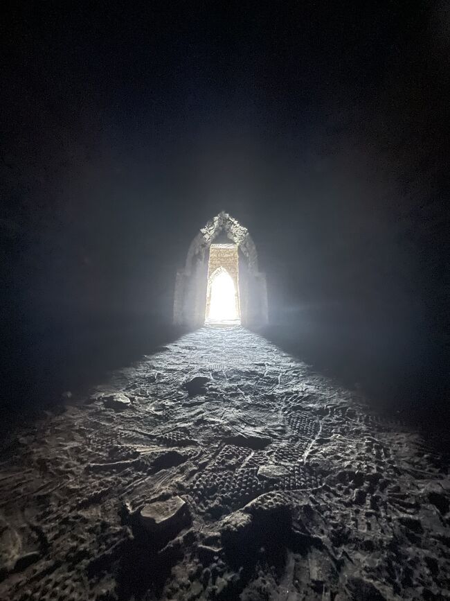 ひとりになりたかったので思わず「瞑想したい」といってしまったが、口に出すと、そうするのが当然のように思えてやってみることにする。<br />地下にはいくつか瞑想室があるが、いずれも真っ暗だ。身を屈めて入る小さな入口からわずかに外の光が射し込むだけ（写真はiPhoneがシャッタースピードを限界まで遅くして光を捉えているが、肉眼ではもっと薄ぼんやりとした光）。