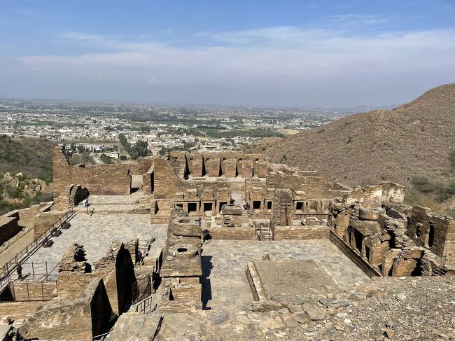 ひととおり見てまわったあと、石段をのぼって僧房やストゥーパ跡の全景を眺めおろす。その向こうには現在の街が見える。