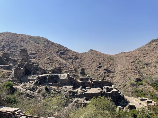 遺跡群はここだけではなく、周辺の山岳地に広がっている。1時間もあれば一帯をトラッキングがてら歩いて楽しめそうだったが……。