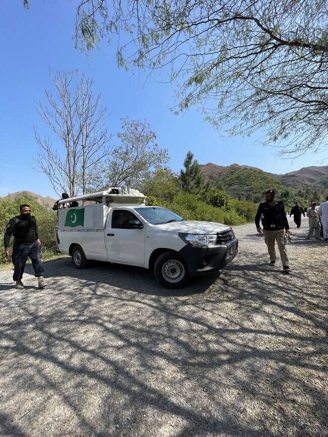 下山すると、また別の警官隊が待ち構えている。旅行者ひとりに異様なほど手厚い対応だ。よほど暇なのか、またはサボる口実を探しているのかと勘繰ってしまう。とにかく放っておいてもらいたいのだが……。