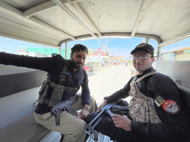 一度捕まってしまうと解放されないのはスワートでも経験したとおり。これは無謀な旅ではあるが、アサルトライフルをもった警官たちから逃亡を試みるほどではない。ただ諦めの境地。警察車輌に乗せられ、「どの国から来たんだ？」「パキスタン楽しいか？」と繰り返される質問に苦笑で答え続ける。ゲームで発生する強制イベントのようなものだ。