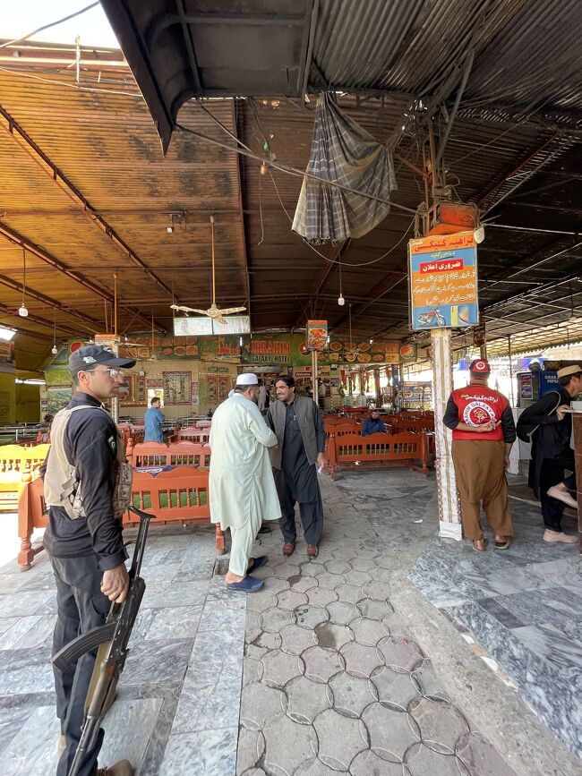 世間話の流れで、ラマダーンだからお腹空くよね～などと口走ってしまい、後悔する。突然警官たちは車を停めて、近くのレストランに突撃する。「彼は旅行者だ、なにか食べさせてあげなさい」（推測）などと無茶をいう警官たち。訳のわからないままに外国人を奥の客間に通して、「ラマダーンだからすぐ出せる料理はないんですよ」（推測）と困惑気味に話す店長。なんだなんだと物珍しさに集まってくるスタッフや子供たち。いや、私はただひとりになりたいだけなんだ……。