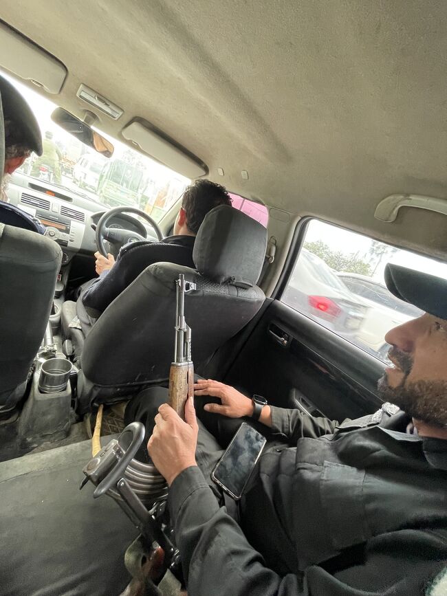 強制的に乗せられたバスでペシャワールへ戻ったあとも、連絡を受けて待ち構えていた警官隊に包囲されて、パトカーに乗せられる。どうやらホテルへ送るつもりのようだが、なぜか途中で何度もパトカーを乗り換えさせられ、そのたびに新しい警官が「どの国から来たんだ？」「パキスタン楽しいか？」と始める。国籍くらい引き継いでおいてほしい。今日だけで30人近くの警官が私のために出てきたようだが、外国人対応をするとボーナスでももらえるのだろうか？