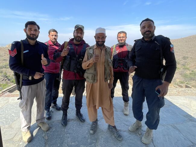 振り向くとこのひとたちがいてダメだった。「あそこへは行けない」といわれたのが、観光ルール上のことなのか、そこまで付き合うのは面倒だということなのかはわからない（ガイドブックによればむかしは自由に歩けたようだが……）。なお警官たちは基本明るい、というか緊張感のないノリで、「彼女に動画送るからなにかいってくれよ！」みたいなことを畳みかけてくる。人数もどんどん増えて、最終的にはガイドらしいひとも含めて10人くらいのパーティになる。軍隊と一緒に古代遺跡の謎を探っているインディ・ジョーンズのようだった。まったくそんなことは望んでいないのだが。