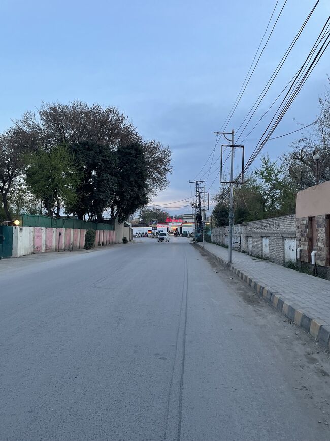 警官イベントに拘束されたおかげで、すぐに日暮れとなる。断食明けだ。