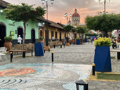 桟橋から大聖堂に戻る道（写真）は石畳の両側にコロニアル様式の建物が並びます。