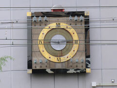 はりまや橋 からくり時計
1時間ごとによさこい節の音楽が鳴って、時計から高知城、よさこいの踊り子人形、はりまや橋、桂浜が出てくるらしい。