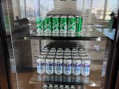 チェックアウト前にホテルのラウンジで飲み物をいただきました。カクテルタイムはないけど常にソフトドリンクとコーヒー、紅茶がいただけます。ノンアルコールビールまでありました！