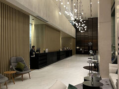 旅行2日め
最初の行動はホテルの移動です

1泊したThe Sukhothai Bangkokから
2泊するSindhorn Midtown Hotel Bangkokへ

移動手段はGrab
渋滞で時間はかかりましたが
タクシーと違って料金は変わらないのが安心です

かつてのバンコクのタクシーの煩わしさ…
最初はメーターでOKと言ったくせに
走り出すと料金交渉をふっかけてきたり
不正な細工のメーターでぼったくられたりと
過去には散々な目に遭ってきました(-"-)