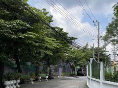 バンパイ(Bang Phai)駅で下車

GoogleMapによると
ワットパクナムへは徒歩12分程度

周囲は学校や大きめの家が立ち並ぶ
閑静な雰囲気です
昔住んでいたスクンビットエリアと
似たような感じでした