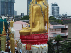 回廊を回り込むと
運河対岸の寺院ワットクンチャンの
黄金の仏像の姿が

流石に姿勢いいですね～