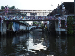 枝分かれした支流
奥には水路とともに暮らす人々の
日常風景が広がっているのかな

先に見える小さな金色の物体はもしかして？
帰りにもう一度確かめなきゃ