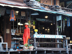 Artist House BKK

古い建物を利用したカフェやショップ、
アーティストのギャラリーなどが連なり
週末はショーやイベントが開催されることも
あるのだとか

トラベラーmorisuke（モリネコ）さんの
在タイ時代の旅行記を見て以来
ずっと来たかった場所でした

おー、赤いオッサン健在だ～ヽ(^o^)ﾉ