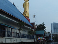 対岸にはワットクンチャンの黄金仏
相変わらず背筋の伸びた仏様( ´艸｀)

そのお膝元（？）には…