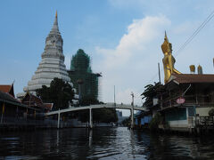 左岸　ワットパクナム
右岸　ワットクンチャン

漕ぎ手のおばちゃんが
「ベストショット」と連呼するので
とりあえず撮影^^;

さらにしきりにカメラをよこせと言うので