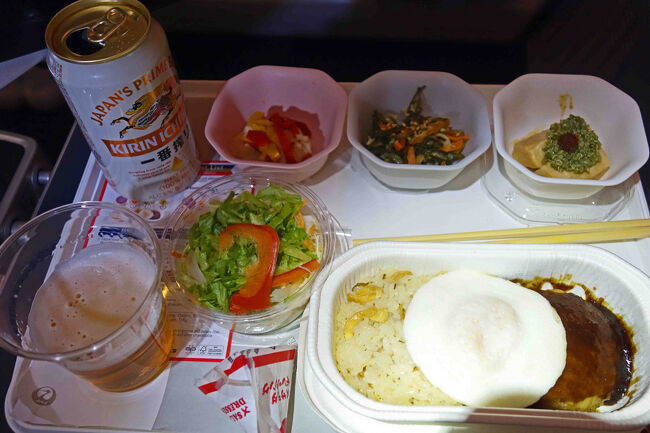 食事ですが、この中東便は北米や欧州への長距離便にほぼ準じていますが、途中のスナックが多少簡単になっているくらい。<br />