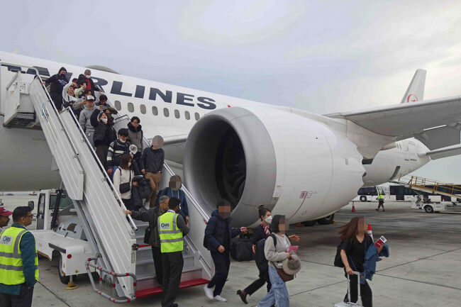 なんと、沖止めバス移動でした。