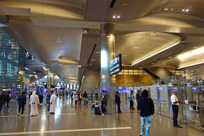 到着ロビーへ出ます。