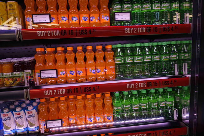 ドーハの物価レベルは全く分かりませんが、空港での飲み物の値段からは充分にお高いですね。