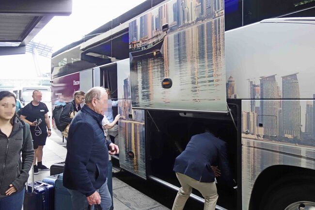 バスへ移動<br />バスは中国製ですね。