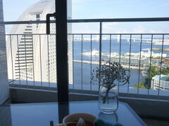 ティータイムはまったりホテルのラウンジで

連休で外は人・人・人、カフェも行列。こういうとき専用ラウンジ、うれしいね～
今日の席からは横浜港とインターコンチネンタルホテルビュー