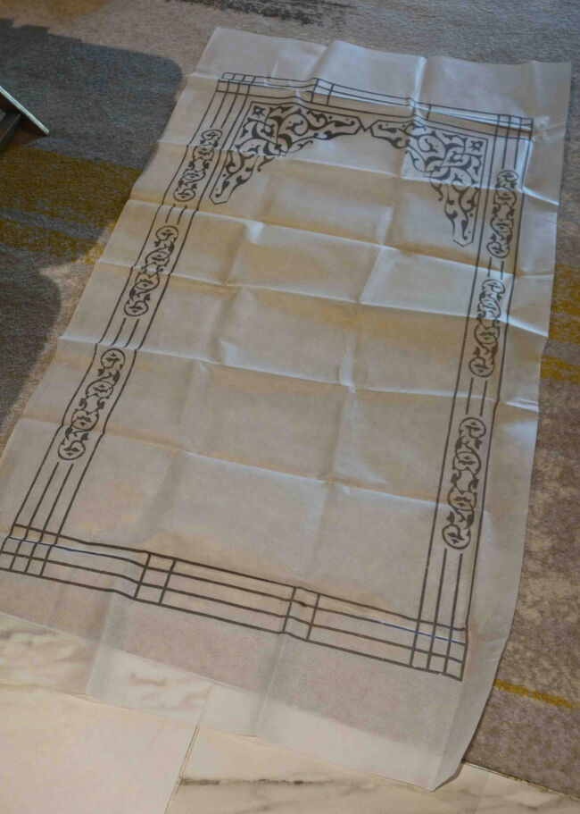 拡げてみましたが、「お祈り」用のマット？