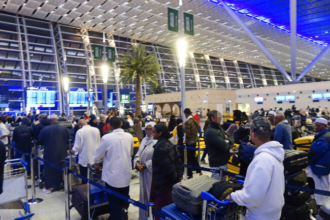 カタール航空のチェックインカウンターも混んでいます。<br />まあ、ワンワールド会員の優先レーンが在りましたので１５分ほどでチェックイン完了です。<br />この方達も往きの便同様にメッカ巡礼の帰りなのでしょうが、巡礼が終わって帰りの衣装は自由なようですね。