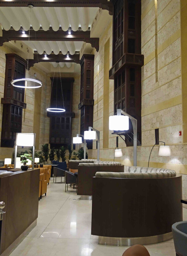 こんなに天井が高く壁も床も大理石（風のタイル？）。