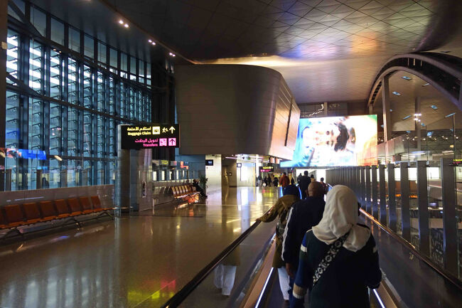 降機<br />トランジットエリアへ向かいます。