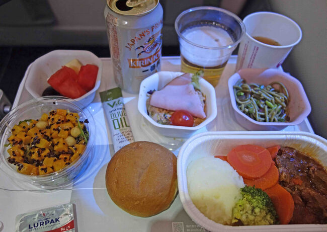 食事はビーフシチューですが、こちらも何日ぶりかのこういう味に「旨い」