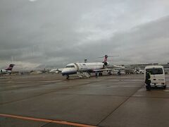 翌朝7:20の新潟行きに乗るため移動
朝から福岡空港は賑わってました
ちなみに今回新潟行きの飛行機はIBEXとANAのコードシェア便
新潟行きはバスで飛行機の近くまで移動
ANAでとったのに狭くて残念