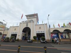 9時前ですが、ベンタイン市場へ。お店はまだやってないところもちらほら。予想通り最初は高めの値段を言われますが立ち去ろうとすると安くなります。