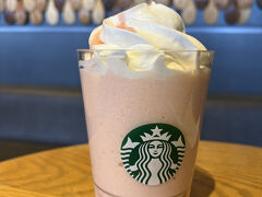 桜のフラペチーノ♪バックにあるのは、しゃもじの壁です。しゃもじは宮島の特産品です。