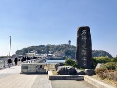 ■江の島弁天橋■全長389mの橋。この橋から、冬の天気のいい日は富士山が見え、夜明け直後などの赤富士や夕暮れ時の富士山のシルエットはとても美しいです。この日は天気はいいものの、霞んでいて残念ながら富士山は見えませんでした。