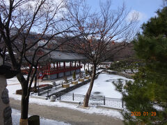 また、滑って転ぶことのないように、注意深く歩いた。