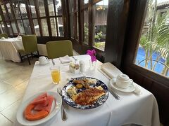 朝食
オムレツを焼いてもらえます
ちまき風の食べ物やバナナを煮たものなど
品数は多いです