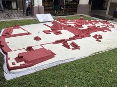 朝食後
ホテルから車ですぐそばにある
マヤ遺跡最南端　コパン遺跡へ
遺跡内は専門のガイドさんがスペイン語で案内してくれて
それをグアテマラからのガイドさんが日本語に訳してくれます
添乗員さんは頼めば写真を撮ってくれたり
はぐれないように一番最後から見ていてくれる　3人態勢でスタートです！