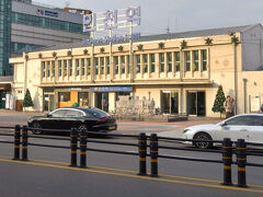 １時間ほどで、道路を挟んで駅舎の向かい側に停車します。
バスの終点ではないので、要注意。