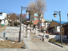下から見るとこんな感じ。
左側が仁川駅から続く旧清国租界、右が旧日本租界です。左右で街灯や灯篭のスタイルが異なっています。