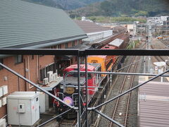 嵯峨嵐山駅からは、トロッコ嵐山駅と、トロッコ列車も見えます。