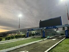 機内では
ソフトドリンクの無料サービスがありました
1時間ほどでフローレス着

お天気はどうかなぁ
天気予報はこのところずーっと悪天候で今日は雷マークまで付いてる
やっぱり今　ティカル　乾季ではないね

まずホテルにスーツケースを置いて
車で1時間半ほどかかってティカル遺跡へ