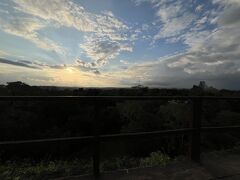 「ティカル遺跡の夕日」

簡単に夕日が観えたように思うでしょう
とんでもない！
まず夕方まで待つ予定のホテルをガイドさんが迷ったため暑い中かなり歩かされる
またこのホテル　発電機が故障していて暗い暗い　トイレも暗い
そして夕日鑑賞の展望台までの道をガイドさんが間違える
実は　昼間のティカル遺跡観光の時もガイドさん　道が分からなくなり
迷って私たち　さまよったのよ
この夕日鑑賞も一抹の不安はあったけれど
ガイドさんが「ティカル遺跡で迷ったのは初めてです」と言うもんだから
たまたまかな？と楽観的に考えていたのよ